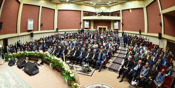 از مدارسی که سربازخانه هستند تا جیغ یکی از مهمانان بین سخنرانی آقای وزیر