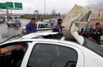 سقوط تابلوی شهرداری روی یک خودرو در شیراز