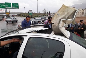 سقوط تابلوی شهرداری روی یک خودرو در شیراز