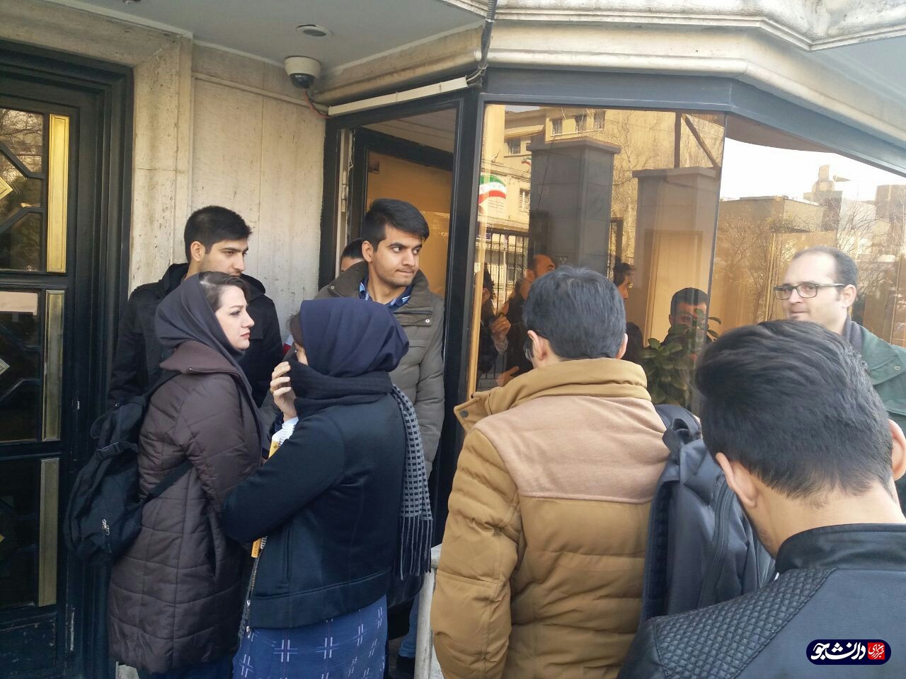 دانشجویان خوابگاه متاهلی جلال مقابل دفتر ریاست دانشگاه تهران تجمع کردند