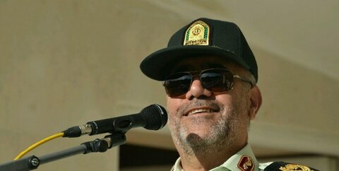 جمع آوری کتابهای مبتذل در خیابان انقلاب