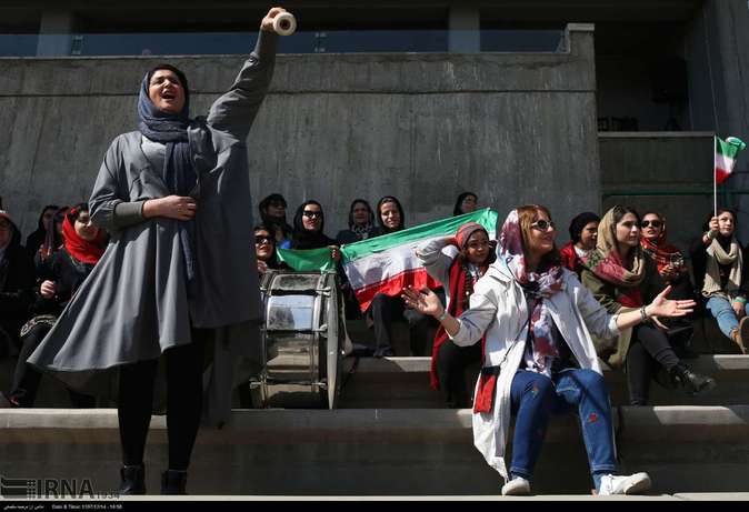 تصاویر| مهناز افشار، تماشاگر دیدار فوتبال زنان ایران و بلاروس