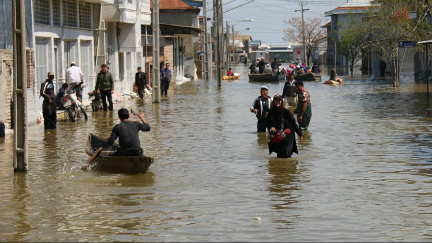 سیل زدگان تا بازگشت به زندگی طبیعی حمایت شوند