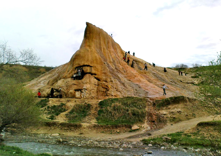 چشمه ای که سنگ می‌شود