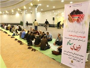 مسافران مترو در مهماني ماه رمضان