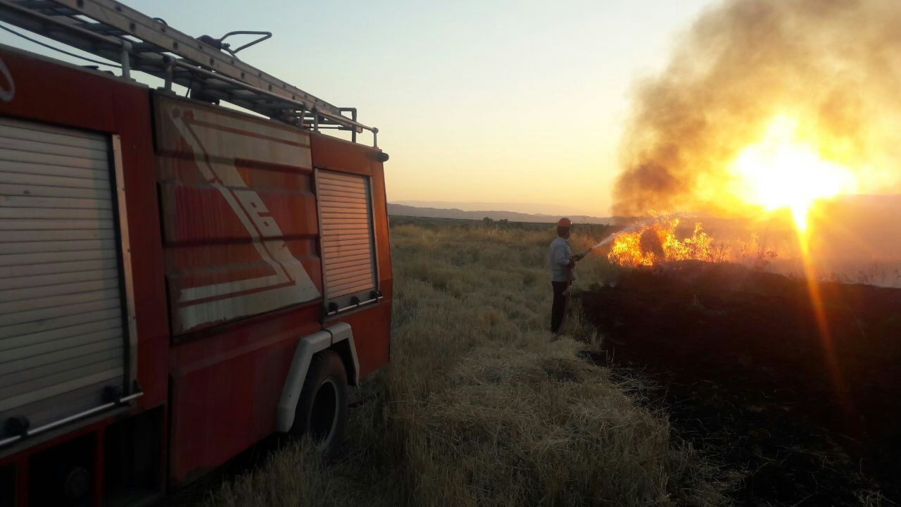آتش سوزی در پسماندهای کشاورزی پلدختر