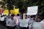 دانشجویان همزمان با جشن تولد ملکه مقابل سفارت انگلیس تجمع کردند + عکس