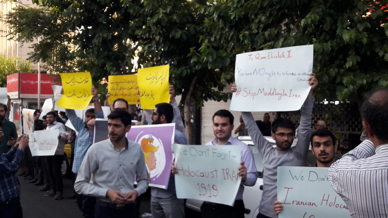 دانشجویان همزمان با جشن تولد ملکه مقابل سفارت انگلیس تجمع کردند + عکس