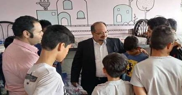 دیدار و گفت‌وگوی شریعتمداری با کودکان مرکز یاسر