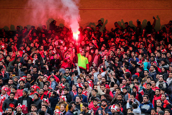 درگیری فیزیکی هواداران پرسپولیس و استقلال روی سکوهای ورزشگاه!