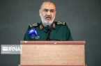 سیاست دشمنان رو در رو قرار دادن مردم با نظام است
