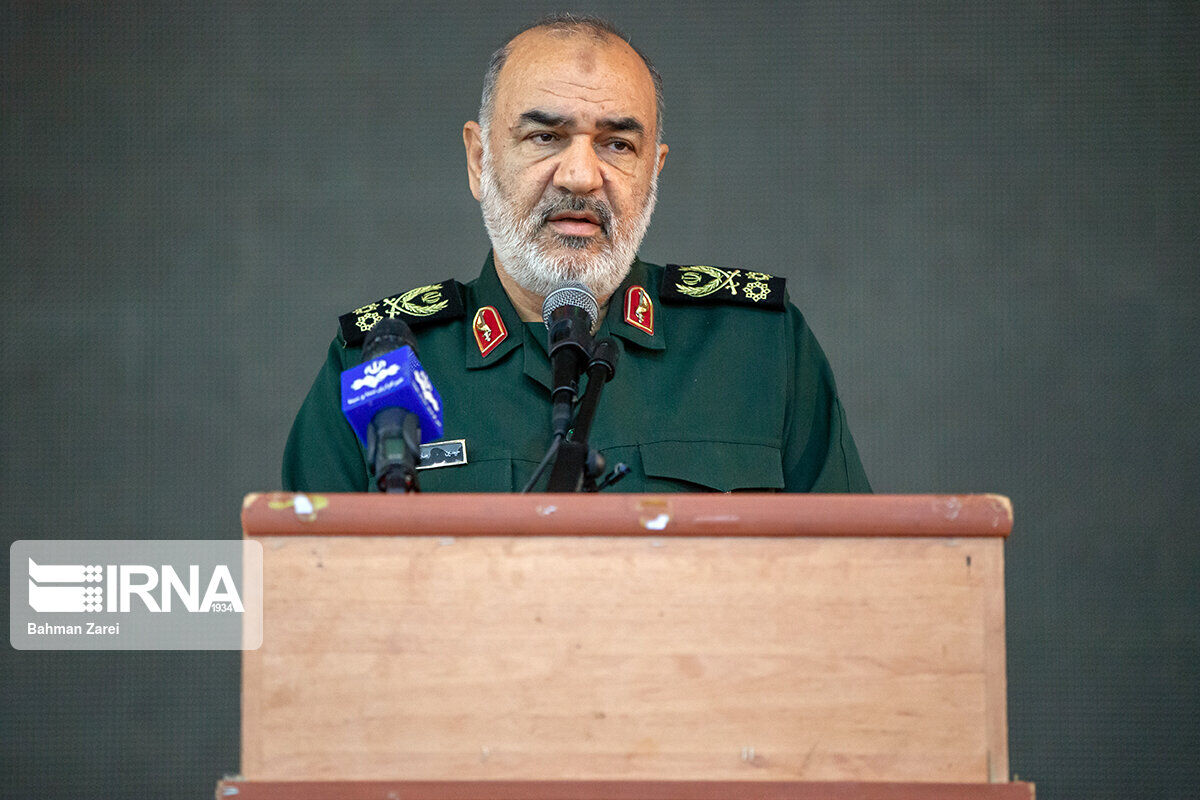 سیاست دشمنان رو در رو قرار دادن مردم با نظام است