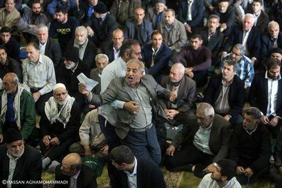 نمازگزاری که به دلیل اعتراض اخراج شد +عکس