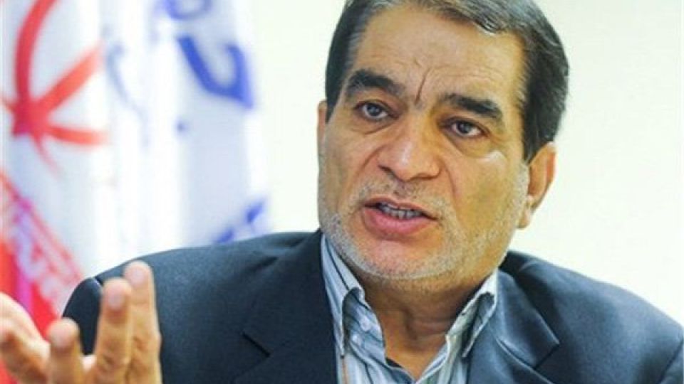 نماینده ای که به دنبال رو کردن دست روحانی است