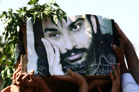 بازخوانیِ مرگ مبهم ناصریا؛ ر.ک همهچیز را میداند
