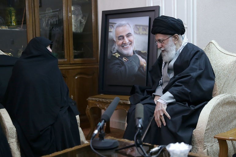دیدار رهبر انقلاب با خانواده سردار سلیمانی