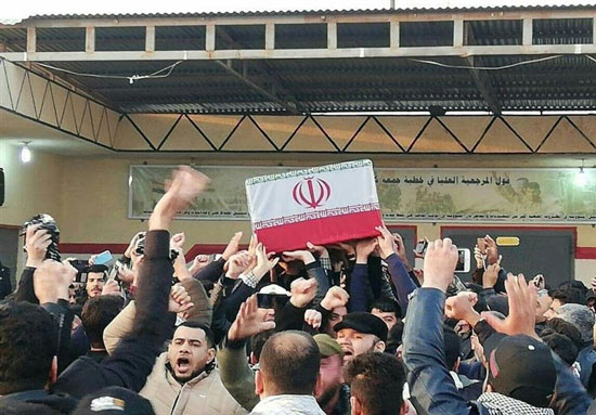 پیکر مطهر شهدای ایرانی بر دوش مردم عراق