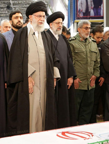 جمله‌ای که رهبری را حین نماز به گریه انداخت