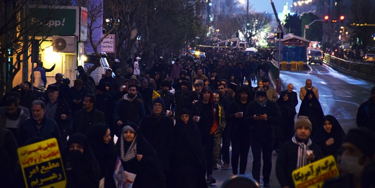 حرکت سحرگاهی مردم به سوی دانشگاه تهران