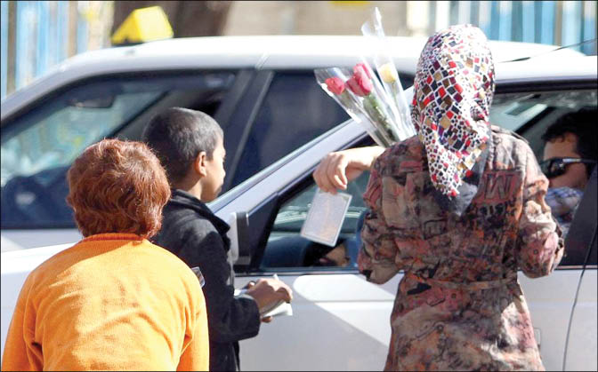 زورگیری از کودک کار؛ روی دختر بچه بنزین ریختند و آتش زدند!
