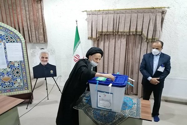 نماینده ولی فقیه در خراسان جنوبی رای خود را به صندوق انداخت
