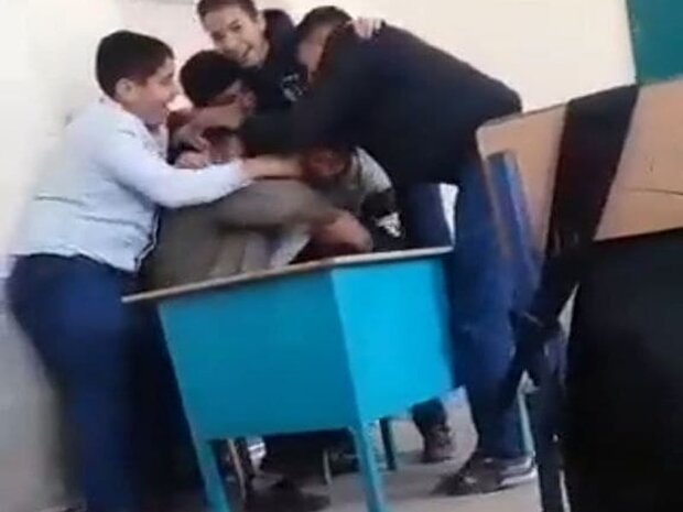 ماجرای فیلم آزار و اذیت یک معلم/ معلمی که دانشآموزانش را
بخشید!