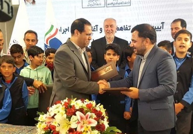 آغاز عملیات اتصال مدارس ۱۰۰ شهر به فیبر نوری + فیلم