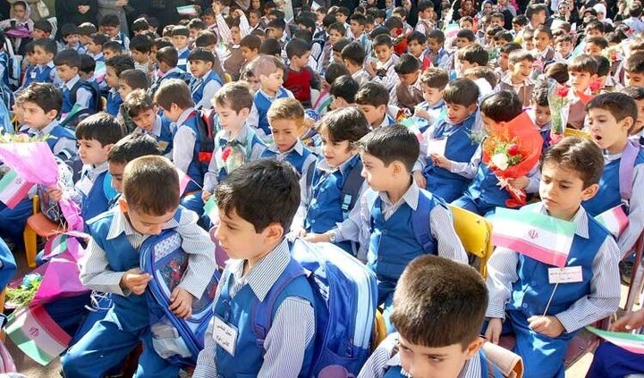 ورود مدیران مدارس در فرآیند تهیه لباس فرم دانش‌آموزان ممنوع
است
