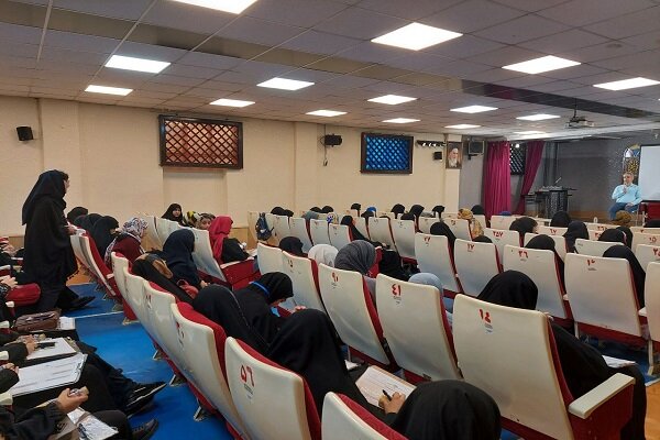 دیدار صمیمی دانش آموزان با نویسنده کتاب سرگذشت
استعمار