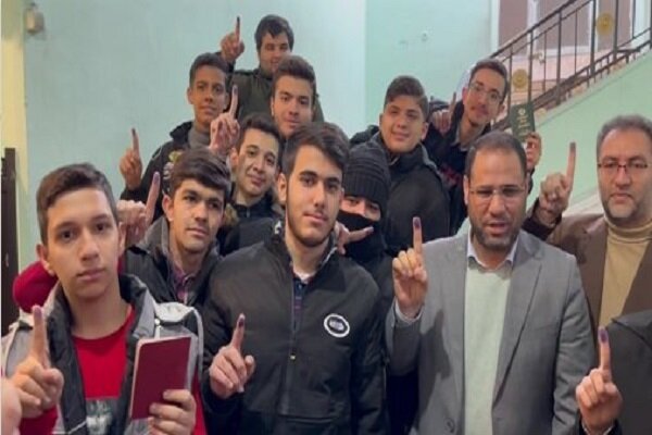 وزیر آموزش و پرورش رأی خود را به صندوق انداخت