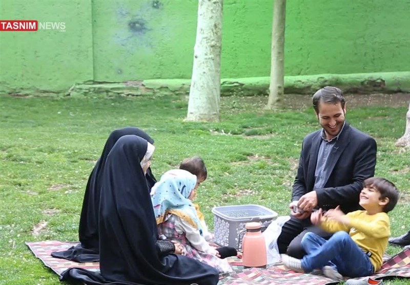 معلمی با ۴فرزند؛ مشق مهر مادری از خانه تا مدرسه+فیلم