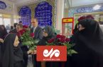 اهدای گل توسط سخنگوی دولت به دانش آموزان در آغاز سال
تحصیلی