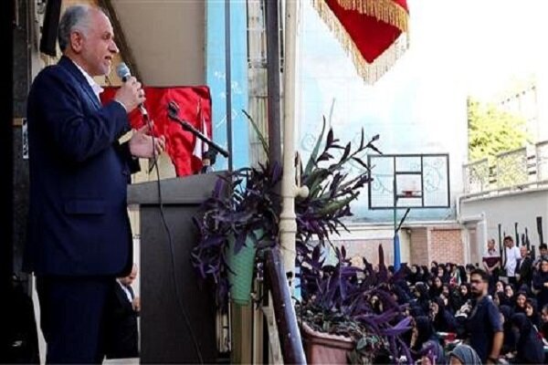 حضور وزیر دادگستری در یک مدرسه همزمان با آغاز سال
تحصیلی