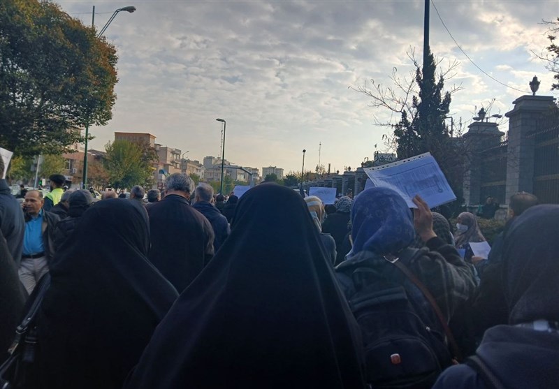 تجمع معلمان بازنشسته مقابل مجلس/اعتراض به نحوه همسانسازی