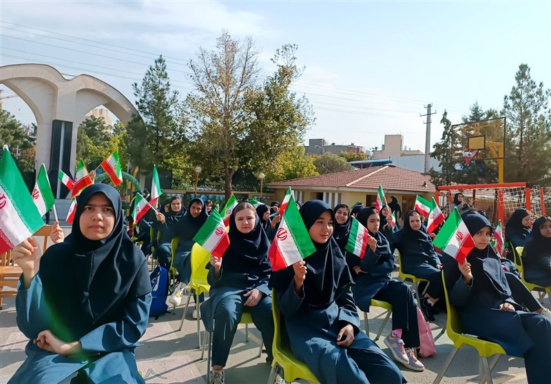 وزیر آموزش و پرورش «زنگ جوانه‌ها» را نواخت/ دانش آموزان پایه هفتم راهی کلاس