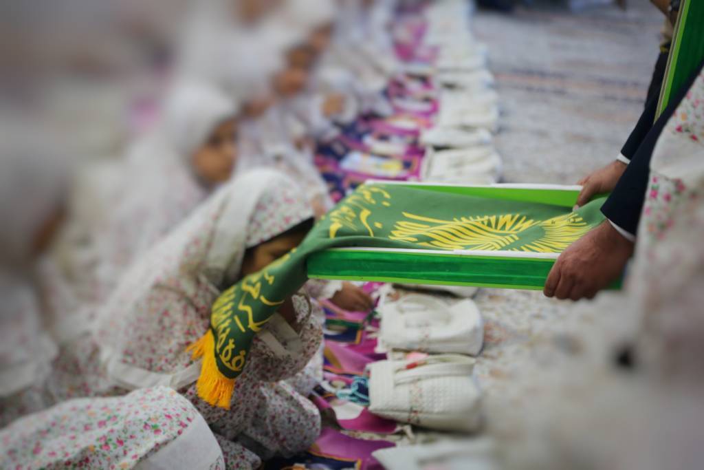 اهدای ۱۰ هزار بسته جشن تکلیف به دختران نومکلف تحت حمایت کمیته امداد