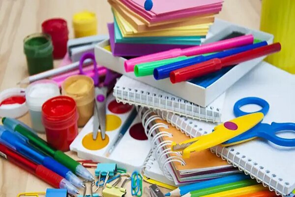 توزیع نوشت‌افزار و کتاب درسی برای دانش‌آموزان جنگ‌زده تهران