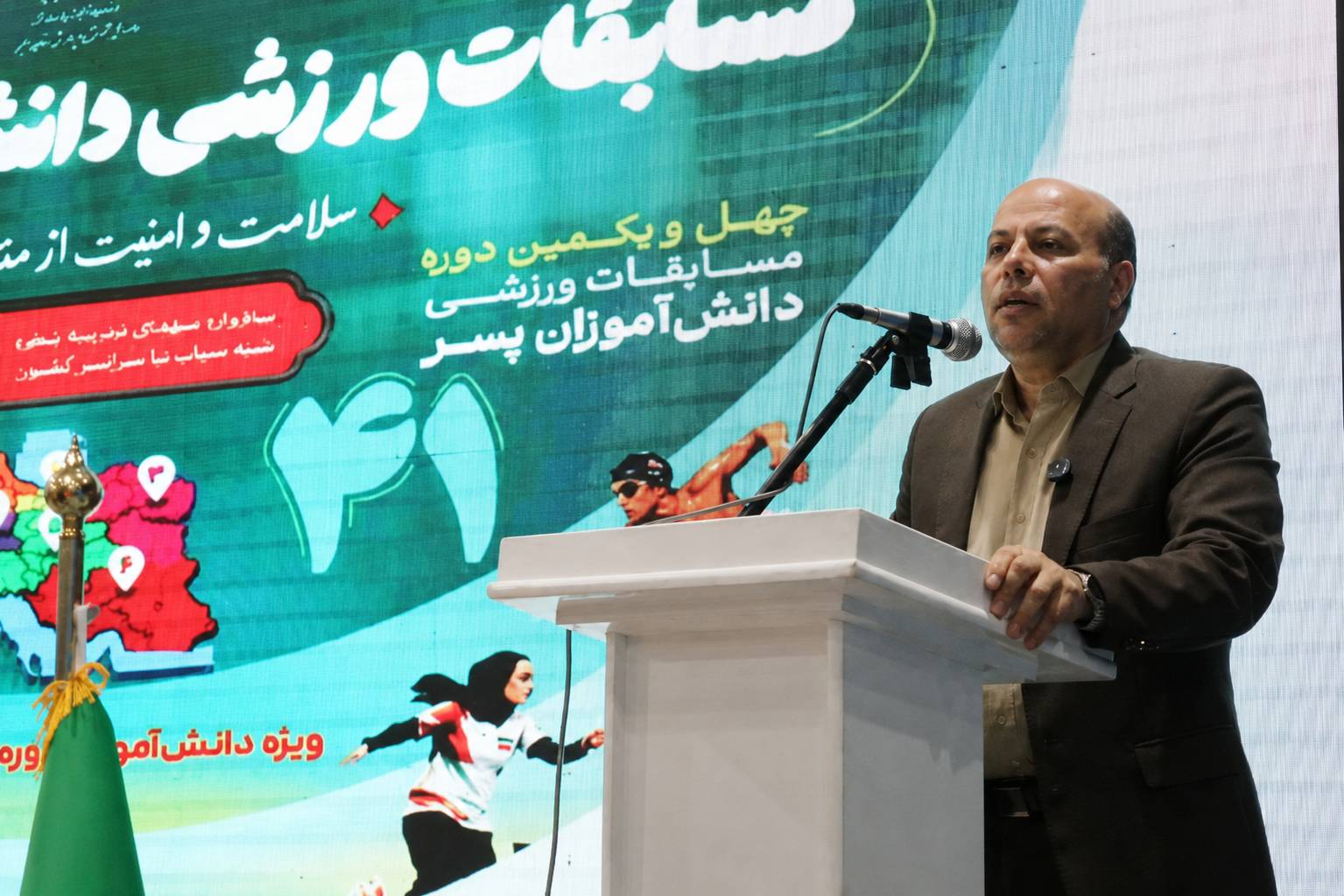 روشنایی چراغ ورزش دانشآموزی در شرایط سخت
