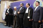وکیل نباید در دفاع از موکل از حق دور شود