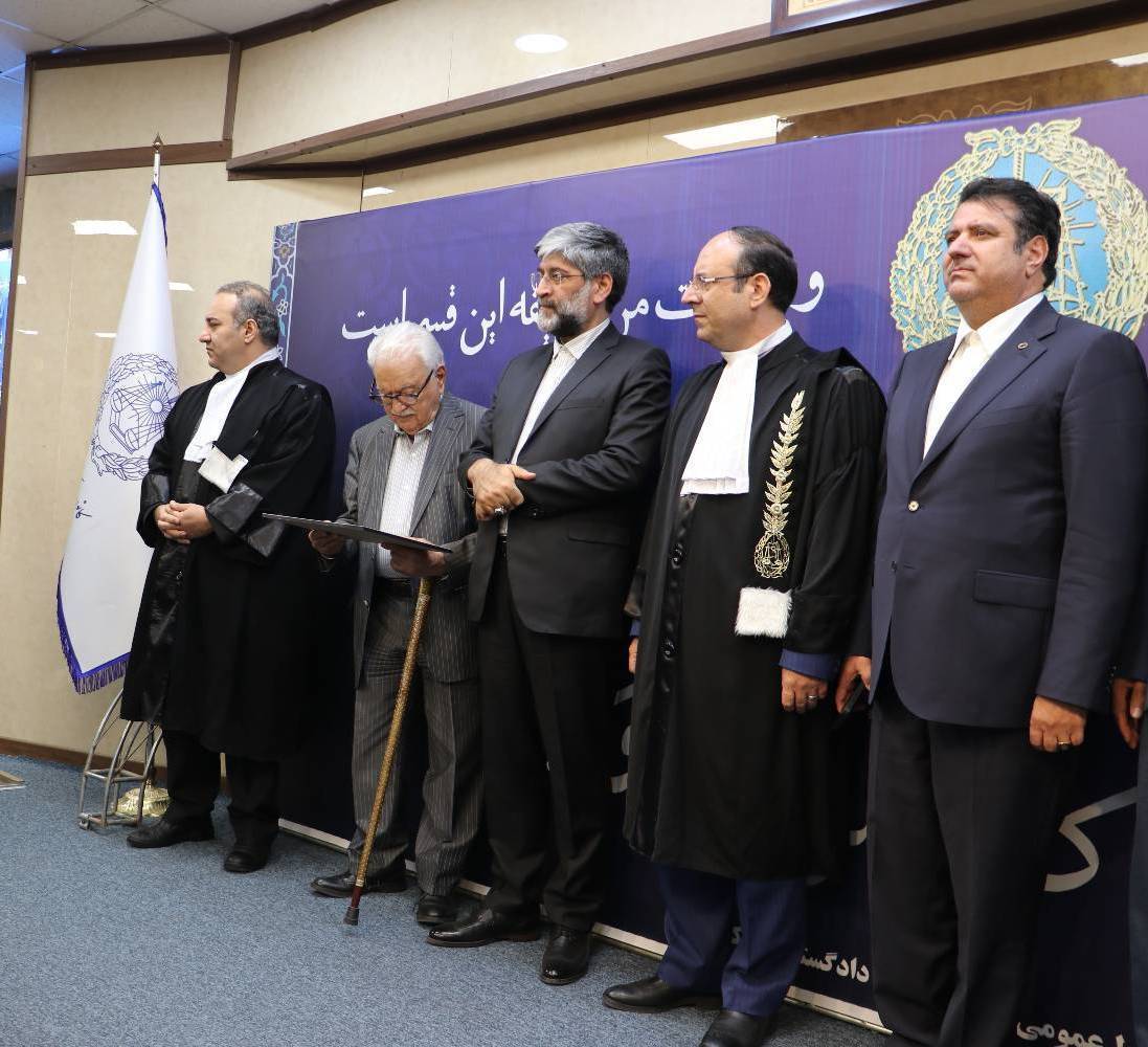 وکیل نباید در دفاع از موکل از حق دور شود