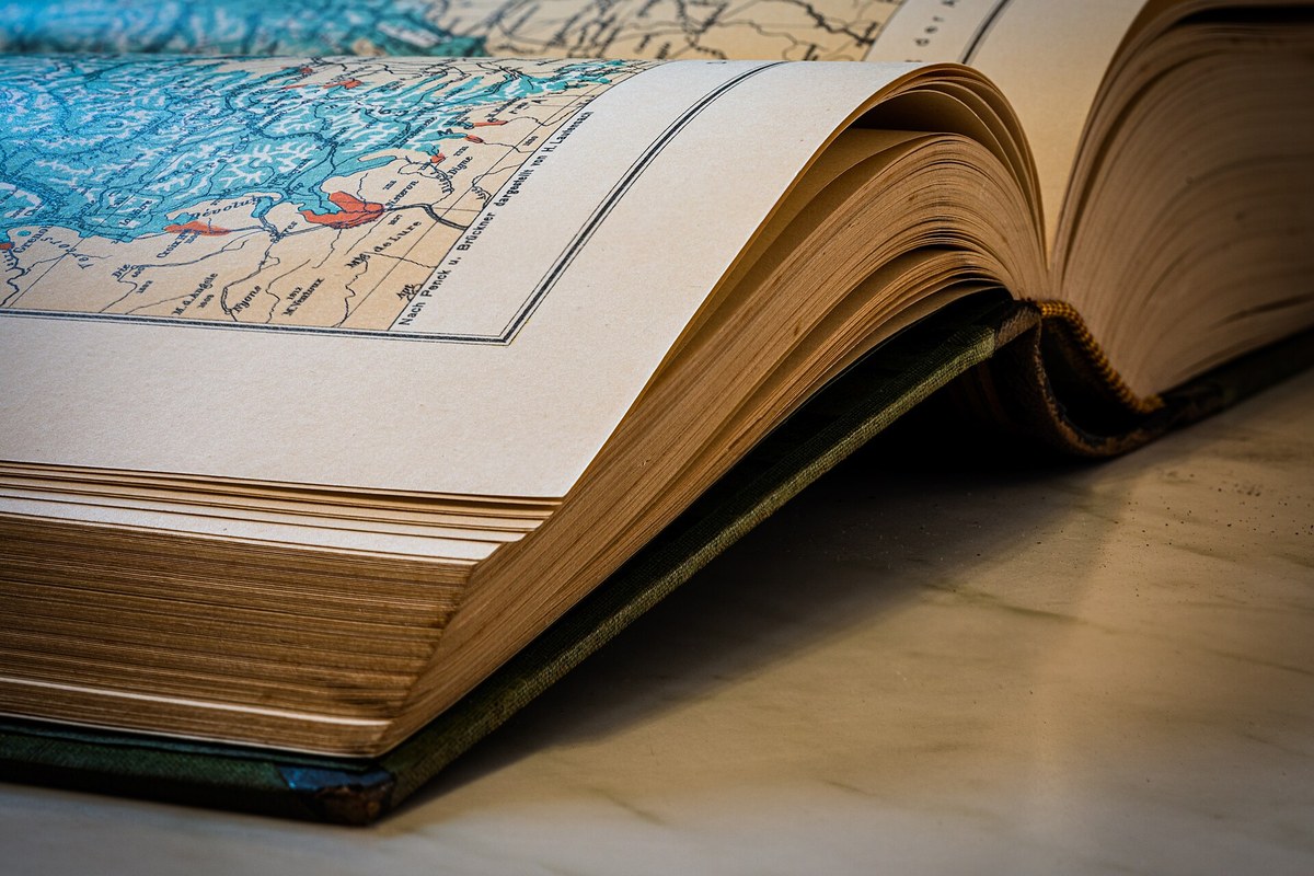 شعار هفته کتاب ۱۴۰۵: «با کتاب گفتوگو کنیم»