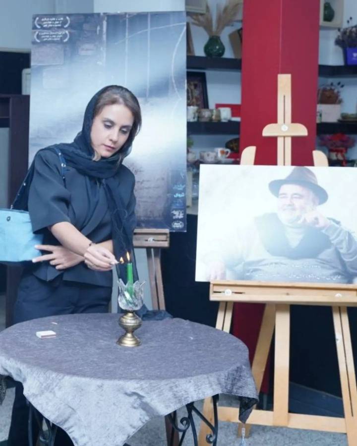 المیرا عبدی شمع یادبود پدرش را در سنگلج افروخت